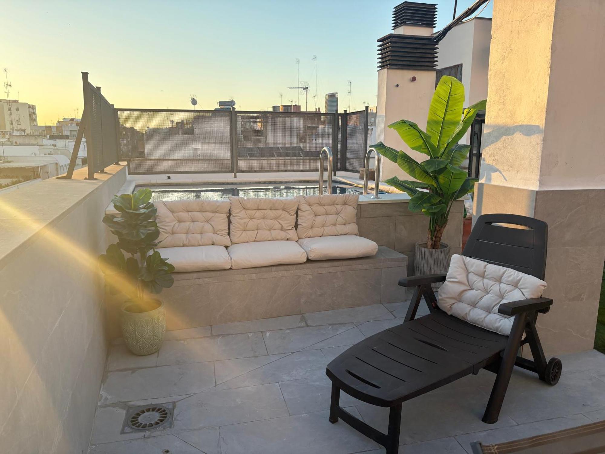 Atico Triana Con Piscina Privada Apartment Seville Luaran gambar